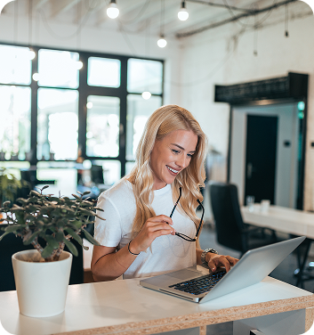 Entrepreneuse souriante travaillant sur ordinateur